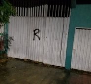 En algunas casas del sector hay grafitis con la letra R, alusiva a Los Rastrojos. Cristian Herrera