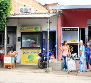 Los cambistas legales de este sector aseguran que la competencia desleal está acabando con sus negocios, sumado a que los vendedores ambulantes, apostados frente a sus locales, hacen más difícil su normal funcionamiento .  Mario Caicedo