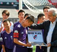Los jóvenes tienen entre 11 y 16 años, y su entrenador, 25. AFP
