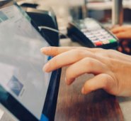 El número de empresas obligadas a facturar de este modo es 212. Archivo La Opinión