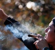 Varias personas esperaron durante horas a las afueras de una tienda propiedad del mayor fabricante mundial de marihuana del mundo. AFP