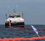 Aparecieron pedazos de mesas y televisores, botellas, cucharas, zapatos, entre otros.
AFP