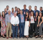 El doctor Édgar Salgar Villamizar, aparece acompañado de los médicos internos de la Clínica San José de Cúcuta.
 Mario Franco / La Opinión