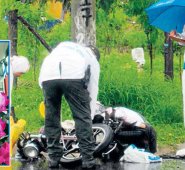 Rodríguez quedó atrapada y casi sentada, en la parte trasera de la moto que venía manejando. La Opinión