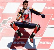 Márquez se convierte a los 25 años en el más joven piloto en conquistar una quinta corona mundial en MotoGP. AFP