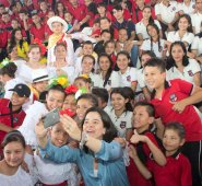 La ministra TIC, Silvia Constaín, compartió con los estudiantes del colegio Rafael Uribe Uribe. Alfredo Estévez / La Opinión