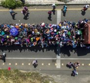 Todavía les faltan más de 3.000 km para alcanzar la frontera. AFP