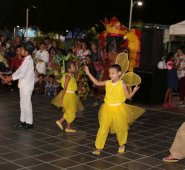 Los niños de la escuela de teatro del corregimiento San Pedro, contaron la vida de Gabriel García Márquez y de Rafael Pombo. En la imagen, de traje blanco y con sombrero, Carlos Javier Arellano García, quien encarnó al Nobel colombiano. Las mariposas amarillas lo rodearon. Obando