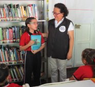 La Biblioteca Pública de El Carmen Es liderada por Nancy Yolima Rodríguez Contreras, una exmonja y periodista que dejó los hábitos para convertirse en la bibliotecaria de El Carmen, su tierra natal.
Cortesía
