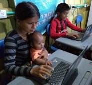 Las mujeres compartieron con sus hijos en la sede educativa. El Ministerio de Tecnologías de la Información y las Comunicaciones y la Gobernación de Norte de Santander entregaron a la comunidad u’wa 110 computadoras portátiles. Cortesía
