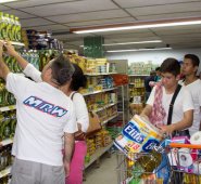 Podría decirse que la canasta familiar se encarecería un 22%, 18% del IVA Y 4% de inflación estimada. Archivo