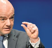 Gianni Infantino resultó implicado en una investigación que asegura que ayudó a ‘maquillar’ faltas al ‘fair-play’ financiero por equipos como M. City y PSG.  AFP
