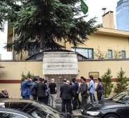 Esta foto del 15 de octubre muestra a la delegación de investigación saudita ingresando al Consulado de ese país en Estambul, antes de que la policía forense turca y la delegación de investigación lleguen al lugar. AFP