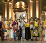 Sara Krizanovic, Marlene Chacón, Anyela Calvo, Cindy Díaz, Karen Hernández, Sara Armesto, Jessi Caballero, Maribel Ochoa, Adriana Contreras, Luisa Porras, Karina Caicedo, Angélica Rodríguez, Lilibeth Romero, María Mónica Traslaviña y Natalia Guzmán.
Diseño Adriana Contreras.
Marca: Rey del Blúmer.
Marca: M & Store.
Marca: Mf Cool.
Juan Pablo Cohen / La Opinión