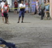 El pistolero que atacó a la víctima se le acercó mientras estaba tomando cerveza con una mujer, debajo de un árbol.
Cristian Herrera / La Opinión