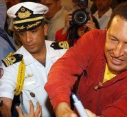 El fallecido presidente Hugo Chávez y su escolta, el entonces oficial de la Armada de Venezuela Alejandro Andrade. Archivo