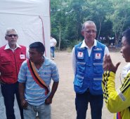 Jagan Chapagain, subsecretario general de la Federación Internacional de la Cruz Roja, dialoga aquí con indios yukpa venezolanos asentados en Cúcuta. Cortesía