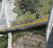 La línea roja indica el desnivel del puente solo por su propio peso. Internet