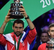 Marin Cilic (izquierda) celebra la Copa Davis, después de la final en el Estadio Pierre Mauroy en Villeneuve-d'Ascq, el norte de Francia. AFP