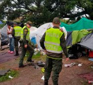 La policía Metropolitana, Migración Colombia y otras instituciones visitaron el campamento de venezolanos cerca a la Terminal de Transportes de Cali. Colprensa