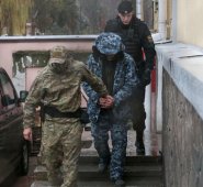 Tres navíos de la Marina ucraniana fueron capturados por guardacostas rusos en el mar Negro, frente a las costas de la península de Crimea, anexionada por Rusia en 2014, lo que ha vuelto a tensar las relaciones entre Moscú, Kiev y Washington. AFP