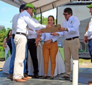 El Banco Agrario de Colombia entregó la aprobación del crédito para ampliar la infraestructura de la planta y crear una nueva, durante la inauguración de la planta. Mario Caicedo