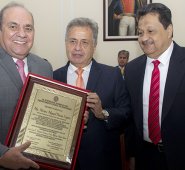 El rector de la UFPS, Héctor Parra, recibió la placa de manos de José Luis Duarte y Alfonso Mejía. Alfredo Estévez