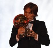 La ceremonia de entrega se llevó a cabo en el Grand Palais de París.
AFP