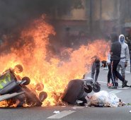 Se comenzó a atrincherar este viernes, en víspera de nuevas protestas. AFP