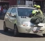 La familia, a través de un portal de noticias en Facebook, ofreció disculpas por el comportamiento de su pariente y recalcó que ella tiene los papeles de su auto al día. Captura de video