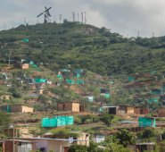 Así se veía el Cerro Nazareno en el sector que colinda con el anillo vial que pasa por el occidente de la ciudad. la construcción de ranchos no se detiene. Mario Franco