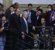 El expresidente Álvaro Uribe, subió hasta las graderías para hablar con las personas que estaban allí. Colprensa