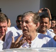 Joao Teixeira de Faria, su nombre real, de 76 años, llegó en un modesto coche blanco a esta localidad del estado de Goiás, a unos 100 km de Brasilia, donde oficia semanalmente su culto. AFP