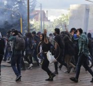 Los estudiantes marcharon exigiendo al gobierno un aumento para la educación pública superior. Colprensa