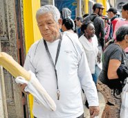El desabastecimiento de pan por falta de harina tiene preocupados a los cubanos. AFP