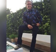 "Hoy cumplo un año de haber nacido de nuevo, no en el espíritu, sino en mi cuerpo", escribió el artista en su perfil en Instagram. Tomada de Instagram