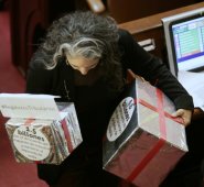 Los partidos de izquierda insistieron en que rechazan la ley de TICS y como protesta llevaron paquetes en forma de regalos, algo que – según ellos – está haciendo el Gobierno con la iniciativa. Colprensa
