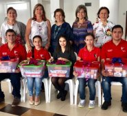 Piedad Valero de Salgar, Yolanda Rey de Colmenares, Marleny Mafla de Ararat, Martha Hernández de Colmenares y Gilma Gómez. Sentados: Jonatan Quintero, Bernabé Remolina, Marleny Espinosa, Milena Zamora, Aidé Álvarez, Jhon Reyes y Zoraida Álvarez. Cortesía