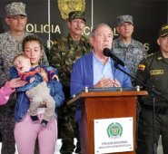 Momento en que las autoridades devuelven el bebé a su madre. Policía Nacional
