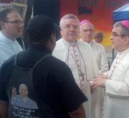 Hacen un recorrido por la casa de paso. La Opinión