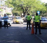 Sobre la avenida Los Libertadores la Policía de Tránsito instaló uno de los controles contra los conductores en estado de embriaguez. Alfredo Estévez / La Opinión