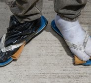 En el 2018, más de 600 mil caminantes partieron de Cúcuta buscando una opción de vida. Muchos de ellos enfrentaron el camino como pudieron, incluso con bolsas amarradas en sus pies. Mario Franco / La Opinión