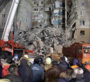 Con una población de 400.000 habitantes, Magnitogorsk, donde se derrumbó el edificio, está situada en una región rica en minerales y tiene una de las principales fábricas de acero de Rusia. Las autoridades descartaron un atentado. AFP