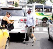 Es un poco huraño con la prensa, se disputa las monedas con varios colegas incluidos los del semáforo de la calle 11 con la avenida Diagonal Santander. César Obando