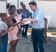 El viceministro de Vivienda, Víctor Saavedra, entrega las escrituras a los beneficiarios en Padilla y Morales, Cauca. Ministerio de Vivienda