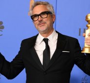 Alfonso Cuarón con sus dos Globos de Oro  AFP