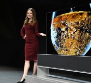 El TV de alta definición entra y sale de un soporte base, que también sirve como una sofisticada barra de sonido. AFP