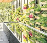 Las estructuras de madera le dan un toque country a las huertas. Internet