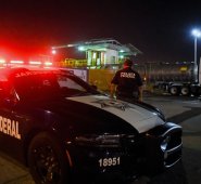 La policía federal patrulla frente a un centro de almacenamiento y distribución de Pemex, en Veracruz. El presidente Andrés Manuel López Obrador instó a los mexicanos a no entrar en pánico por la escasez. AFP