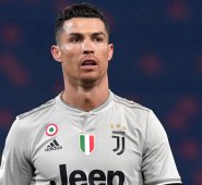 Habrá algunas mujeres, sin duda, entre las 60.000 personas que acudirán a ver a Cristiano Ronaldo ganar su primer trofeo con la Juventus o al Milan sorprender al equipo turinés, como en 2016, en Catar. AFP